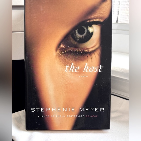 📚 Vintage 2008 Publication of The Host by Stephenie Meyer Hardcover - Picture 12 of 16